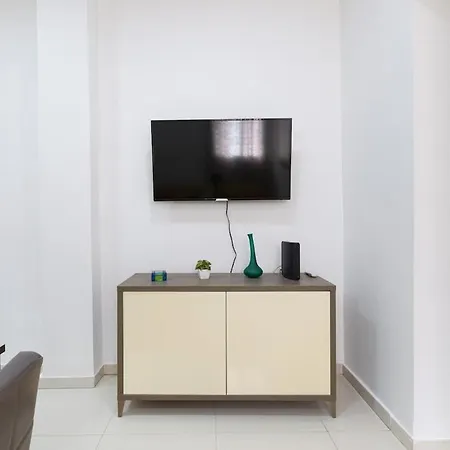 2-bedroom Apartment, 2 Min By The Sea דירה *